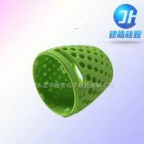 仿生草莓造型便攜式藍(lán)牙音響硅膠護(hù)套